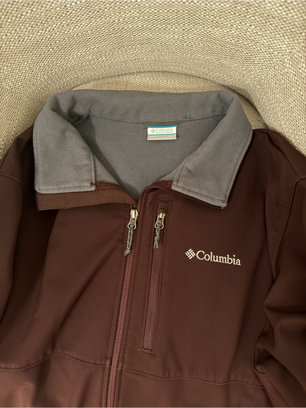Columbia MEN BURGUNDY Softshell Jacket with Gray Fleece Collar